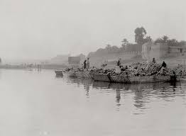 بائعوا البطيخ في قوارب على نهر دجلة بغداد 1932 baghdad iraq picture