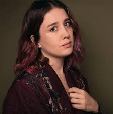 La luna ilumina el campo que habita Vanessa Zamora