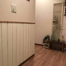 最近は貼るだけで簡単にイメチェンができる壁紙が多く便利ですよね でも 表面がツルテカだったりするのもあったり 腰壁インテリアなら木を使って 木のぬくもりを感じられるほっこりとしたナチュラルインテリアには絶対に失敗無しのおすすめです 壁 インテリア