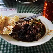 It is surrounded by mountains and forests to the west; Pecel Rawon Rumah Makan Pecel Ayu Kuliner Legendaris Di Banyuwangi