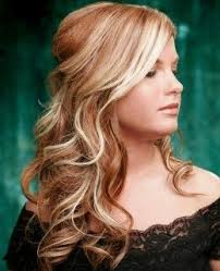 While highlights are created using bleach, lowlights are creating using hair dye that's a few shades. Red Hair With Blonde Highlights