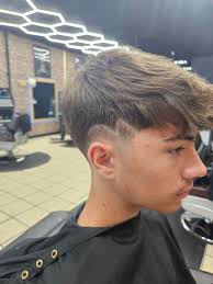 Looking for a new place to get Holiday ready?? Come check out Studz! We do  straight razor neck shaves as well as straight razor line ups! Booking  online is quick and easy!