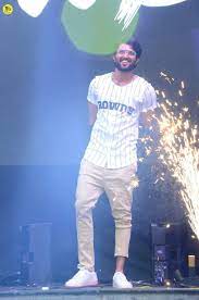 Telugu Cinema News Daily Tech News Telugu Movie News Actress Latest Images Chai Samosa Vijay Devarakonda Telugu Hero Vijay Actor His style is very youthful and energetic in the college part of the film but leans onto shirts and trousers in the part where they show him as a working professional. vijay devarakonda telugu hero vijay actor