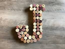 Un bouchon est un accessoire fermant le volume de la bouteille pour éviter que le liquide contenu ne s'écoule ou ne s'évapore. Letters Are Made From Upcycled Used Corks Which Means Each Letter Is One Of A Kind Along Artisanat En Liege Bricolage Avec Bouchon De Liege Vin En Liege Art