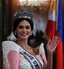 Miss universe 2015 pia wurtzbach said she woke up to many angry fans of miss vietnam after tweeting her surprise for vietnam's win as having the most social media voters in miss universe history. Subor Miss Universe 2015 Pia Wurtzbach Waves To The Malacanang Press Jpg Wikipedia
