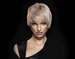 Lasciati ispirare dai tagli corti per capelli lisci,. Capelli Corti E Medi 7 Nuovi Tagli E Colori Con La Frangia Donne Sul Web