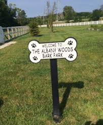 At Great Impressions Signs And Designs We Had Fun With This Sign For Albany Woods Dog Park It S A Sandblasted Hdu Sign In The S Wood Dog Sandblasted Wood Bark