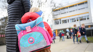 Auf der seite des bundesministeriums für arbeit und soziales heißt es „ist bei der schließung der kita / schule unter berücksichtigung des alters der kinder eine betreuung erforderlich, so müssen die eltern. Schulschliessung Baden Wurttemberg Ab Dienstag Alle Schulen Und Kitas Wegen Corona Geschlossen Sudwest Presse Online