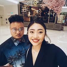 Nam diễn viên hài tâm sự chuyện tại sao phải rước nàng về rinh khi tuổi đời cả hai vẫn còn khá trẻ. 9lfh60pznfrvnm