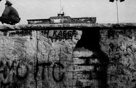Il muro di berlino era una cinta muraria che divise la città durante la guerra fredda, che separava la parte ovest della città dalla parte est. Muro Di Berlino Wikiquote