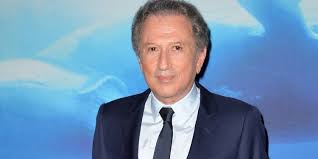 Michel drucker est un animateur télé français. Son Avion Ses Projets Avec Hanouna Sa Maison Des Alpilles Les 14 Petits Secrets De Michel Drucker Capital Fr