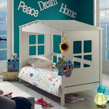 Gagnez de la place en dessous le couchage en hauteur. Notre Lit Cabane En Pin Massif Pour Vivre Comme Robinson Sur Son Ile