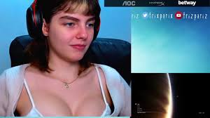 TЯIZ pagando peitinho em live 😈 ela faz na maldade! - EroMe