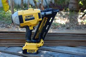 Associate editor rob yagid takes one model, the paslode im250a, and explains what powers it, and how its combustion process works. Dewalt Dcn692 20v Framing Nailer Review Pro Tool Reviews