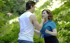 Dirty dancing is a 1987 australia romantic drama dance film written by eleanor bergstein, directed by emile ardolino and had) the time of my life. Werft Hier Einen Ersten Blick Auf Das Dirty Dancing Remake Musikexpress
