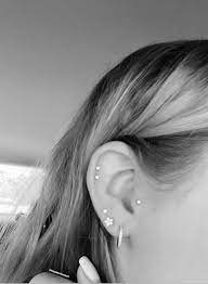 The two holes will be connected with a small straight barbell, which will create the look of a double piercing. Cute Double Helix Piercings Piercings Shape Sharp Is Actually Each Time A Needle Is Defined As A Result Piercing Oreja Aro Arete En La Oreja Piercings Oreja