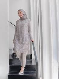 Untuk orang yang berasal dari daerah kalimantan mungkin tidak asing mendengar pakaian yang terbuat dari bahan sasirangan ini karena asal dari bahan model baju sasirangan itu sendiri dari. Inspirasi 15 Baju Kondangan 2021 Hijab