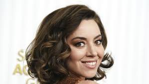 From Zendaya to Aubrey Plaza, bouncy bobs are trending