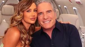 Esposa de Roberto Justus e filha posam com carro de R$4 milhões