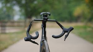 Mathieu heeft gewonnen met een aangepaste aeroad cfr, die uitgerust werd met onze cp00010 cockpit. Canyon Warns Consumers Teams To Stop Riding The New Aeroad Following Van Der Poel Handlebar Incident Velonews Com