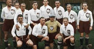 Poland Line Up At Cracovia Stadium Before A 2 2 Draw With Czechoslovakia In August 1929 Friendly Football Lineup Teams