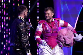Az álarcos énekes a rtl klub showműsora, amelyben híres emberek, hogy megőrizzék titkos identitásukat jelmezekben adnak elő énekes produkciókat és csak akkor lepleződik le. Ezeket Irtak Puskas Petirol A Hazai Sztarok Az Ev Egyik Legnagyobb Sokkja Utan Liner Hu