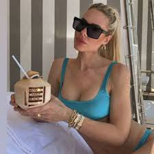 Ilary blasi (roma, 28 aprile 1981) è una conduttrice televisiva, showgirl e attrice italiana. Ilary Blasi Primo Bikini Dell Estate 2020 A Monte Carlo Con Totti E Gli Amici Nel Principato Gossip It
