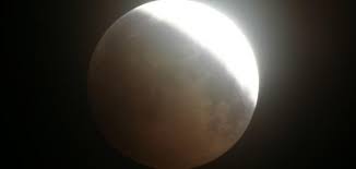 خسوف القمر هو ظاهرة فلكية تحدث عندما يحجب ظل الأرض ضوء الشمس المنعكس على القمر في الأوضاع العادية. Ù„Ù…Ø§Ø°Ø§ ÙŠØ­Ø¯Ø« Ø®Ø³ÙˆÙ Ø§Ù„Ù‚Ù…Ø± Ø¹Ù†Ø¯Ù…Ø§ ÙŠÙƒÙˆÙ† Ø¨Ø¯Ø±Ø§ Ù…ÙˆÙ‚Ø¹ Ù…ØµØ§Ø¯Ø±