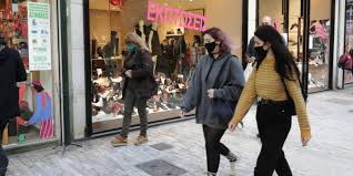 Ενθουσιασμός και τήρηση των μέτρων προστασίας από τους μικρούς μαθητές στο νέο κουδούνι. L68kft9 Vwzqwm