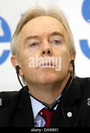 CEO von Bayer Schering Pharma, Arthur Higgins (L) und Mitglied des  Vorstandes Ulrich Koestlin (R), abgebildet auf einer Pressekonferenz in  Berlin, Deutschland, Freitag, 2. März 2007. Das Unternehmen informiert den  Medien, dass