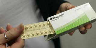 Det er ikke forsket mye på dette, men det skilles ut feromoner og det er da en hypotese om at kvinner skiller ut feromoner som påvirker. Utsette Mensen Lommelegen