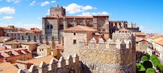 Sul livello del mare, nella regione di castiglia e leon, in una zona rocciosa sui contrafforti montuosi della sierra de. Avila Cathedral In Avila Spain Info In English