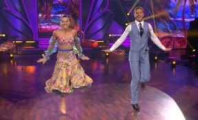 250 000 extra kronor i potten höjer spelvärdet lite extra. Rurik Afram I Let S Dance Eftir Skemmtilegt Quickstep Atridi Visir