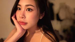 XR/ i15 pro 🤳🏻 XR  拍照真的好看但真的前鏡頭太近了整個人看起來臉超大i15pro拍照很強大也清晰但個人更喜歡XR的感覺（好抽象的描述）