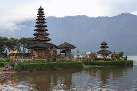 Aug 17, 2021 · pura ulun danu beratan, or pura bratan, is a major shaivite water temple on bali, indonesia. Pura Ulun Danu Bratan Wikipedia