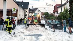 Gewitter mit teils starken böen haben in hessen in der nacht zu montag mehrere einsätze von polizei und feuerwehr. Unwetter In Hessen Hagel Und Schlamm Hessen