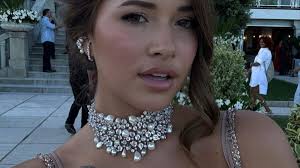 Jade Anna viert éénjarig jubileum van haar siliconen borstpartij met  filmpje 👉 Checken: https://ift.tt/2vtGYmp