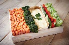 En soignant la présentation ( vive les fanes de carottes qui font un nid sublime aux légumes que mettre dans un plateau de crudités ? 10 Idees De Presentation Pour Les Batonnets De Legumes A L Aperitif Paperblog Recettes De Cuisine Recette Repas Champetre