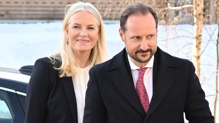 Haakon y Mette-Marit cambian sus planes de aniversario por la salud del rey  Harald: ¿qué pasará con sus bodas de plata?