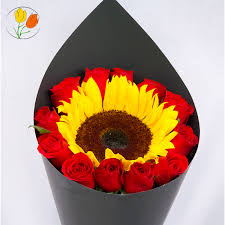 Te asesoramos para elegir el ramo perfecto para tu boda según tu vestido, colores, etc. Girasol Y Rosas En Cono Decorali Tu Floreria Consentida
