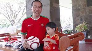 Video presiden joko widodo (jokowi) nonton pertandingan sepak bola asian games 2018 di pos polisi viral di media sosial. Menggemaskan Inilah Momen Presiden Jokowi Main Bola Bareng Jan Ethes Indosport