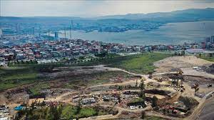 Toki̇'nin en geç 1 ay içinde konutların inşasına başlayacağını açıklayarak, 1 yıl içinde de konutları teslim edeceğiz. şeklinde konuştu. Izmir De Toki Tarafindan Depremzedeler Icin Yapilan Konutlar Yukselmeye Basladi