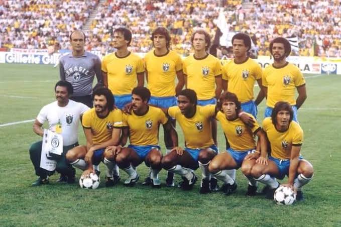 Il Brasile ai mondiali di Spagna 1982. Un centrocampo incredibile! Valdir Peres, Leandro, Oscar, Falcao, Luizinho, Júnior; Sócrates, Cerezo, Serginho, Zico, Éder