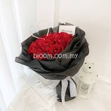 Valentine Gift Box Valentine Chocolate Bouquet Ferrero Rocher Valentine Bouquet Valentines Flower In 2020 Valentines Flower Delivery Valentine Bouquet Hand Bouquet
