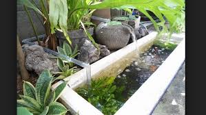 Model kolam ikan ini didesain sederhana berbentuk kotak dengan variasi pancuran di sudut yang membuat visual teras semakin indah. Cara Membuat Kolam Ikan Sederhana Di Halaman Rumah