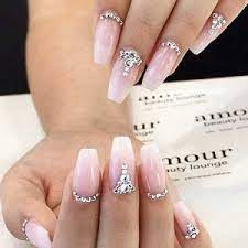 Este decorado de uñas puede ser una buena opción si te estas pro casar, ya que es bellas uñas violetas con animal print y detalles en piedras. Unas Con Piedras 2020 Unas2020 Com