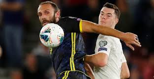 Nacido el 24 de abril de 1994) es un futbolista muriqi nació en prizren , kosovo , fr yugoslavia (actual kosovo ). Kosovo Striker Vedat Muriqi In Action With Englands Michael Keane E1568194375433 600x310 Insporti