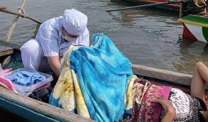 Water Baby: Mother gives birth in boat - Khmer Times