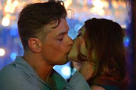 Arthur beija Eliza na hora da prova do concurso Garota TD+