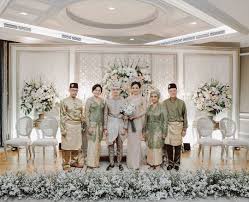 Pemakaian dari kanigaran ini dilengkapi dengan kain dodot atau kampuh. 7 Ide Baju Orang Tua Pengantin Pengantin Pernikahan Perkawinan